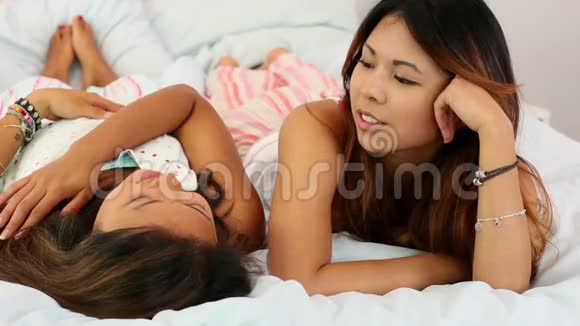 漂亮的姐妹躺在床上聊天视频的预览图