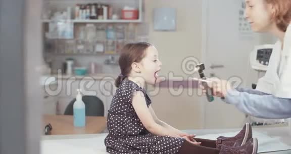 女医生检查一个可爱的小女孩视频的预览图