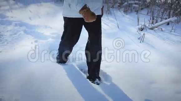 孤独的女人在大自然中飘雪视频的预览图