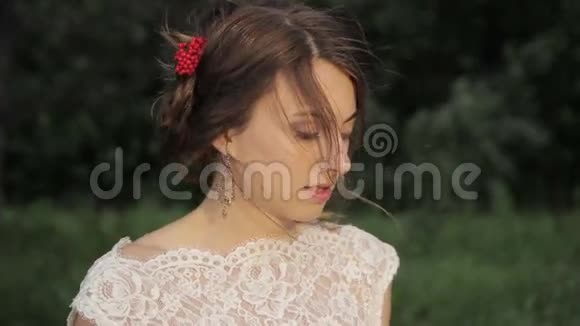 年轻美丽的新娘站在公园里视频的预览图