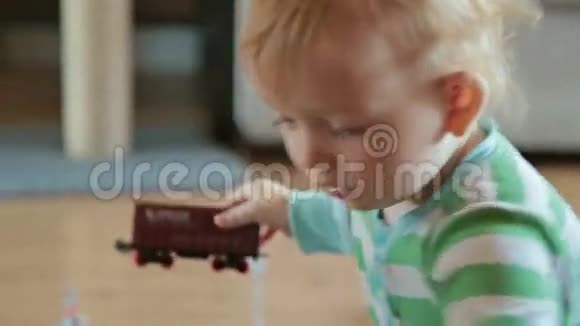 小男孩玩玩具火车视频的预览图