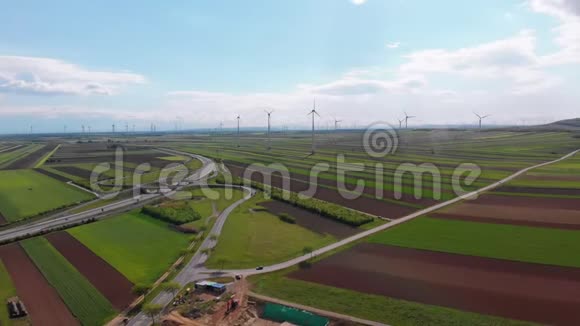 风力涡轮机农场和农田的鸟瞰图奥地利视频的预览图