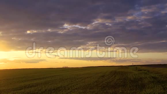 自然日落日出在田野或草地上明亮的戏剧天空在地面上风景优美的乡村景观视频的预览图