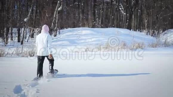 孤独的女人在大自然中飘雪视频的预览图