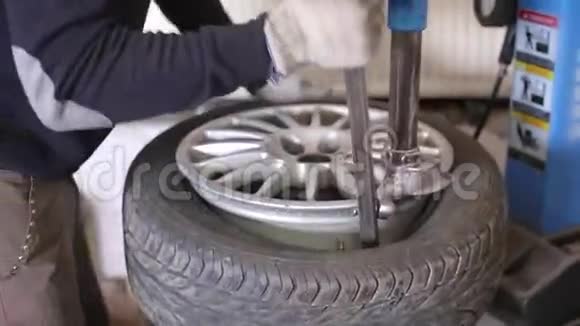 维修汽车车轮的技工视频的预览图