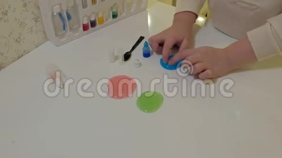 在家里制造黏液的过程视频的预览图