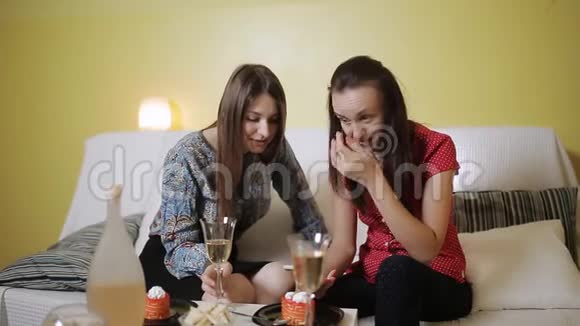 两个女朋友在家聊天喝酒视频的预览图