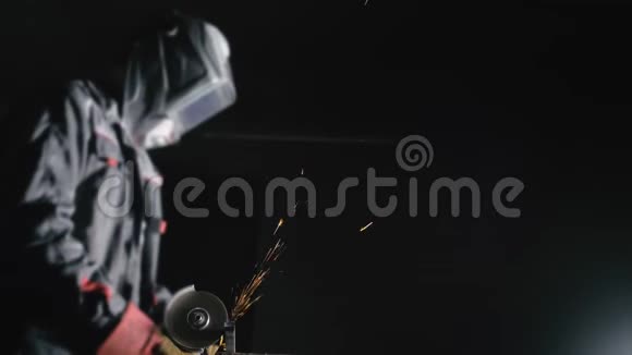 锻造车间史密斯手工制作关闭火花细节工业工人使用角磨机和切割视频的预览图
