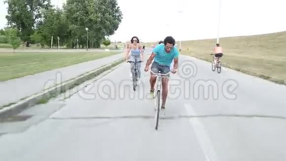 一群喜欢骑自行车和玩手机的朋友视频的预览图