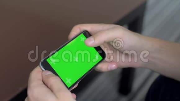 屏幕上的手机带有标记的色度视频的预览图