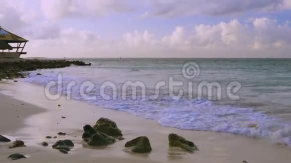 阿鲁巴的自然美神奇的石头景观和蓝色的海洋视频的预览图