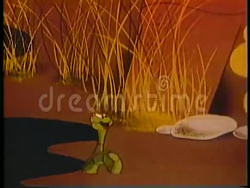寸虫在沼泽中爬行视频的预览图