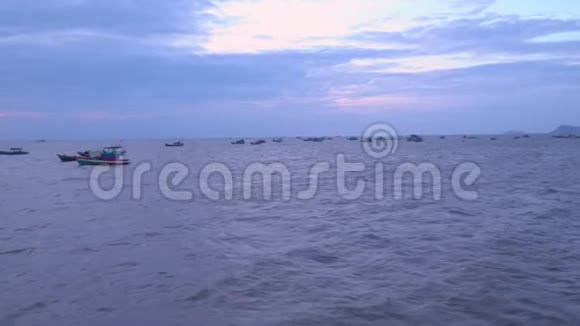 越南的村庄越南的小岛码头上的船越南渔民村码头上有渔船视频的预览图
