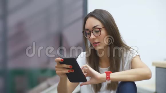 漂亮的女人在读电子书视频的预览图