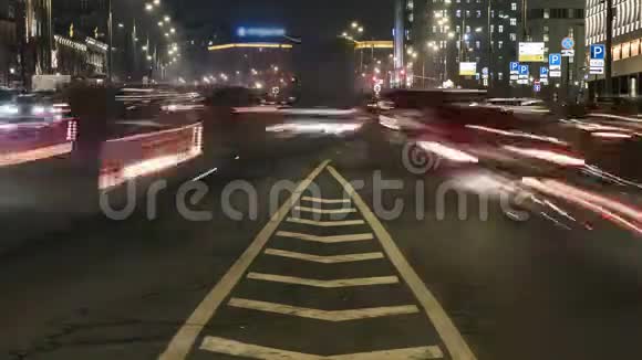 城市高速公路和公路的夜间交通时间流逝视频的预览图