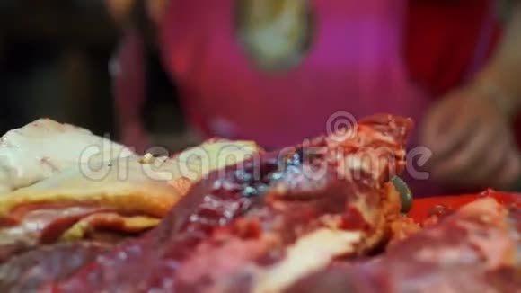 本地亚洲市场卖鲜肉的屠夫视频的预览图