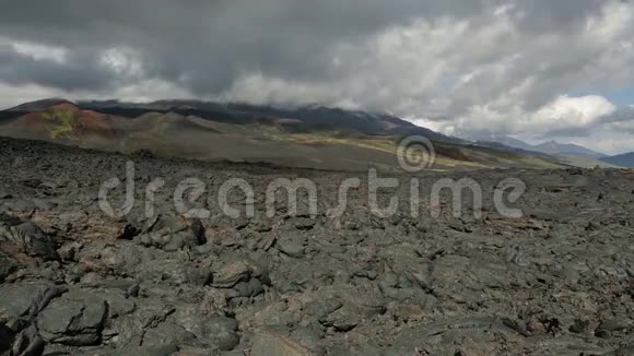 2012年Tolbachik火山喷发造成的冰冻熔岩流视频的预览图