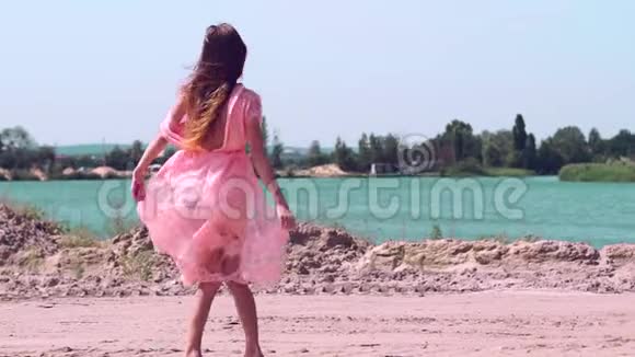 穿粉色裙子的漂亮小姐视频的预览图