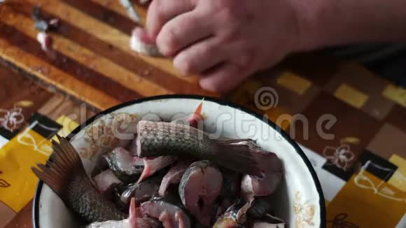 男人在家里的厨房里清洗和切鲜鱼视频的预览图