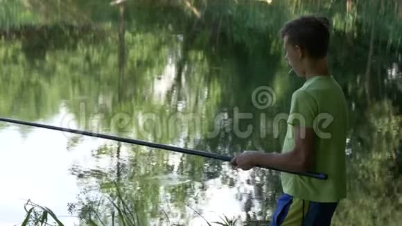 十几岁的孩子在池塘上钓鱼竿视频的预览图