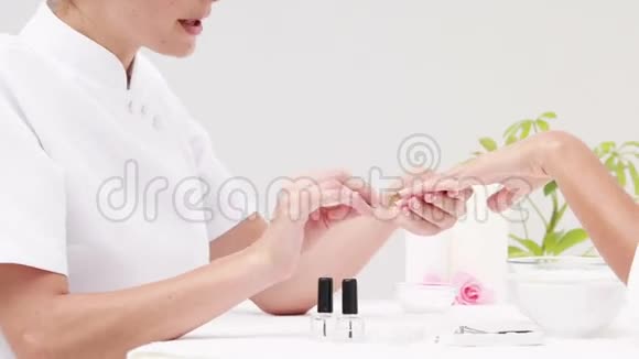 在美甲沙龙修指甲的女人视频的预览图