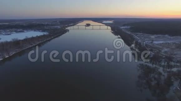 在高水中飞过美丽的河流视频的预览图