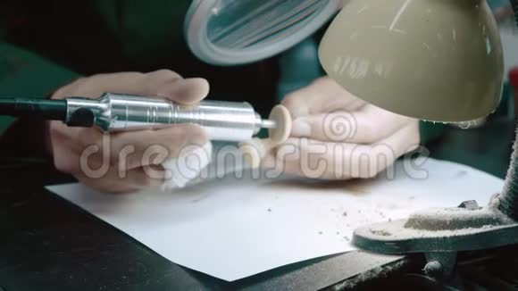 翡翠肾炎软玉加工绿石厂视频的预览图
