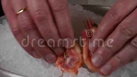 厨师在冰上准备一盘煮虾视频的预览图