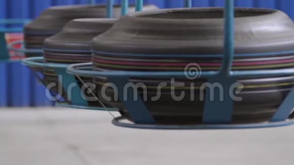 工厂里装有轮胎的输送机的特写视频的预览图