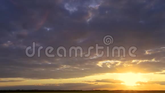 自然日落日出过田野或草甸明亮的梦幻天空风景下的乡村景观视频的预览图