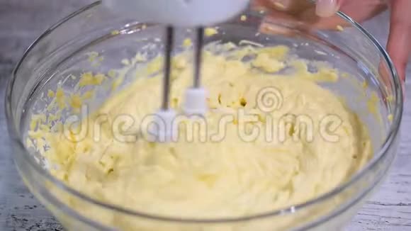 用搅拌器将白色奶油混合在碗中烘焙原料烤蛋糕做奶油视频的预览图