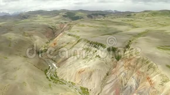 空中彩虹山景观4k国家地质公园最美山谷的无人机镜头视频的预览图