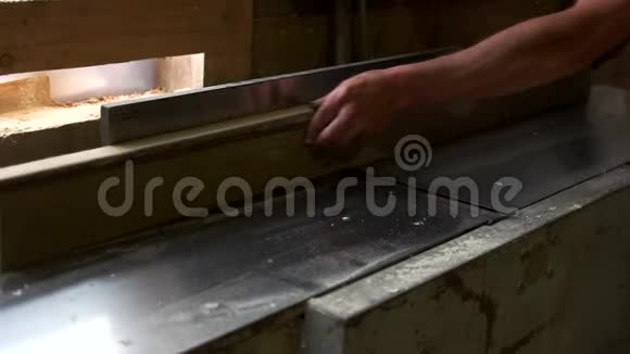 用木板工作的专业木工视频的预览图