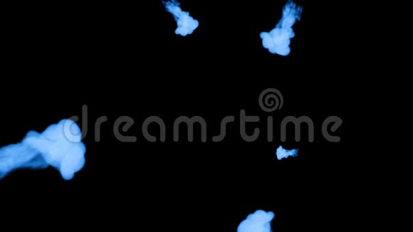 荧光蓝墨水或烟雾在黑色上缓慢地隔离蓝色颜料溶于水用于油墨背景视频的预览图