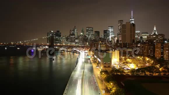 曼哈顿夜光交通河路4k距纽约时间视频的预览图