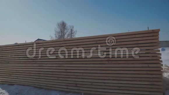 木制空白用于生产胶合木架在街道上整齐的一排视频的预览图