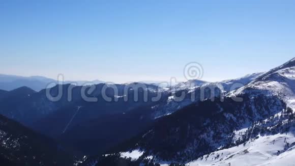 全景水平许多人开始在一个滑雪胜地的一个整洁的滑雪坡上滑雪太阳照耀着视频的预览图