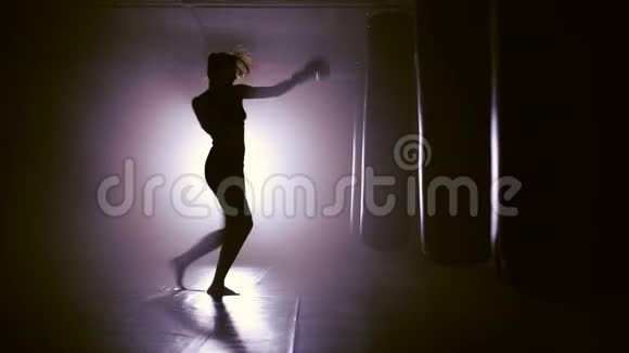 女拳手在拳击馆打拳视频的预览图