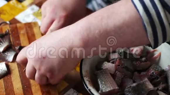 把厨师的手关起来清理鱼视频的预览图