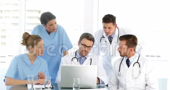 医生在会议期间与他的员工交谈视频的预览图