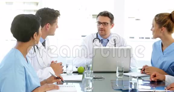 医生在会议期间和他的员工交谈视频的预览图