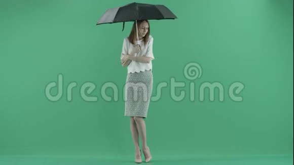 伞下的年轻女子视频的预览图