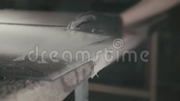 壁炉门玻璃切割加工圆形玻璃切割机工人用玻璃切割钻石切割玻璃视频的预览图