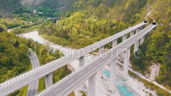 高山混凝土支柱混凝土公路高架桥的鸟瞰图视频的预览图