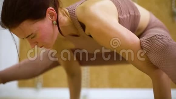 年轻女子在健身房工作视频的预览图