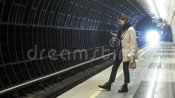 女人正在地铁里等火车视频的预览图