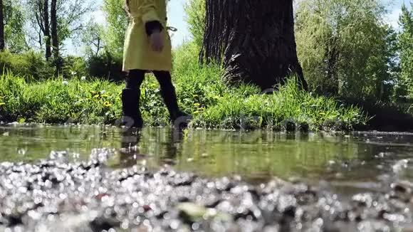 孩子在公园的水坑里玩耍视频的预览图