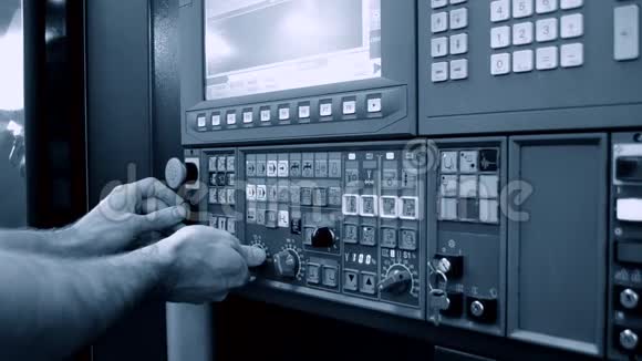 在生产机器的控制面板后面工作的人视频的预览图