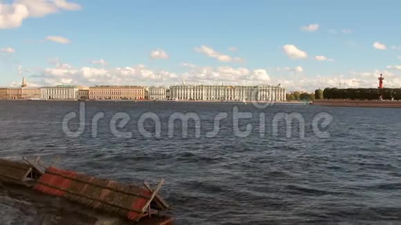 涅瓦河和城市俄罗斯圣彼得堡视频的预览图