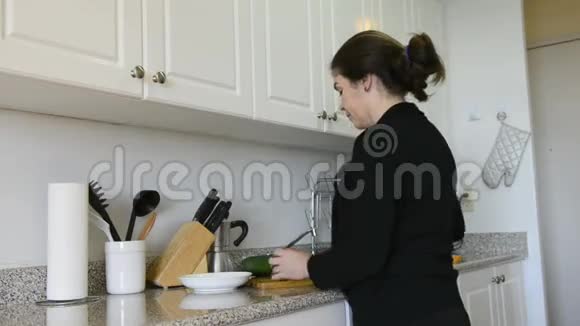 中年妇女在家做饭视频的预览图